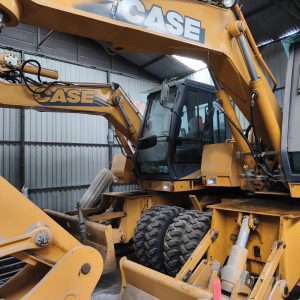 Escavatore gommato usato CASE 788